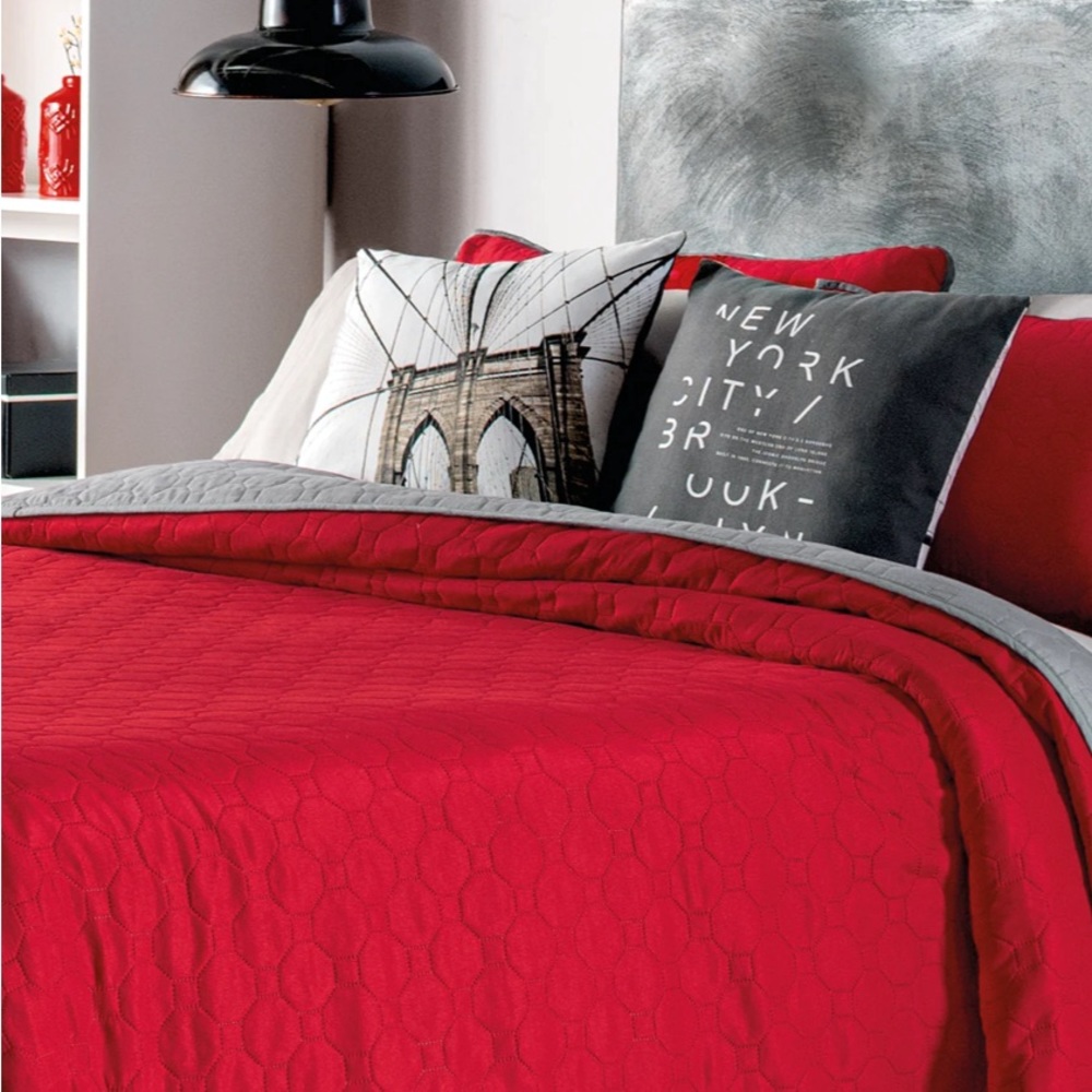 Full/ Red Comforter (comforter ONLY)